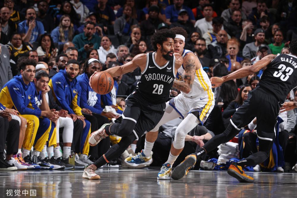 她在许多关 她在许多关